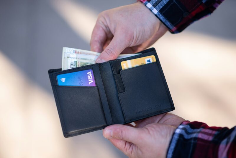 カードやお札が入った革財布